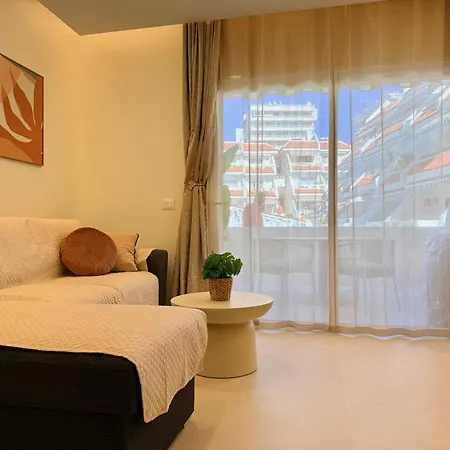 Sunny Escapes- Modern & New, Playa De Las Americas Apartment