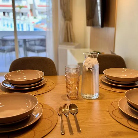 Sunny Escapes, Newly Renovated - Playa De Americas Apartment